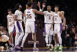 显得自然而 显得自然而